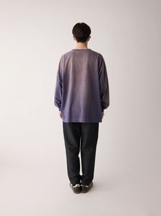 シーズンのキーワードが刺繍されたTシャツです。今季は"AMERICA"をぼかしたような雰囲気に仕上げています。生地に日焼け加工を、袖口と首周りにはダメージ加工を施しています。着用モデル：178cm 着用サイズ：FREEサイズ Faded Long Sleeve Tops For Spring, Hand Dyed Faded Tops With Relaxed Fit, Hand Dyed Faded Tops For Streetwear, Hand-dyed Faded Tops For Streetwear, Faded Long Sleeve Cotton Tops, Oversized Hand-dyed Tops For Streetwear, Oversized Hand Dyed Top For Streetwear, Relaxed Fit Long Sleeve Faded Top, Spring Streetwear Hand Dyed Tops