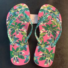 New With Tags Vera Bradley Tropical Paradise Flip Flop Sandals Size Large 9/10 Pink Sandals For Spring Poolside, Pink Sandals For Poolside Spring, Pink Sandals For Poolside And Beach Season, Pink Sandals For Beach And Poolside, Pink Spring Poolside Sandals, Summer Pink Sandals For Poolside, Pink Sandals For Poolside Summer, Summer Poolside Pink Sandals, Pink Summer Sandals For Vacation