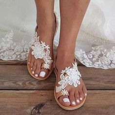 Femmes pu talon plat chaussures plates sandales avec une fleur (047260973) - JJ's House Wedding Shoes Open Toe, Wedding Footwear, Wedding Shoes Sandals, Roman Sandals, Toe Post Sandals, Bridal Sandals, Color Caramelo, Roman Fashion, Lace Heels