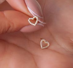 Diamond Heart Earrings Studs, Minimalist Accessories Jewellery, Heart Diamond Earrings, Diamond Heart Earrings, Ethereal Jewelry, Gold Heart Stud Earrings, Gold Heart Earrings, Stud Design, Minimalist Earrings Gold