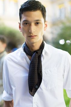 Street Looks from Paris Menswear Week Spring/Summer 2016 97 Paris Street Style Summer, Man Scarf, Dapper Mens Fashion, Mens Neckwear, Officine Generale, Male Style, La Fashion Week, Mini Dress Fashion