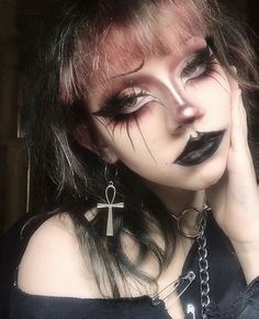 Goth Liner Makeup, Gothic Horror Makeup, Goth Style Makeup, Hot Goth Makeup Looks, Gothic Makeup Ideas Eyeliner, Alt Emo Makeup, Goth Alt Makeup, Makeup Inspo Alt, Pink Trad Goth Makeup