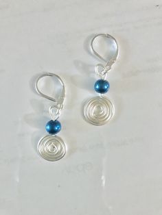 Wire wrapped spiral earrings with blue Pearl Wire Wrap Jewelry Designs, Wire Jewellery, Bijoux Fil Aluminium, Jewelry Making Earrings, Spiral Earrings, Making Earrings, Womens Jewelry, Handmade Wire Jewelry, Handmade Jewelry Diy