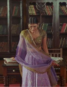 Iconic Bollywood Saree Looks, Bollywood Actresses In Indian Suits, 90s Bollywood Saree Look, Vintage Indian Outfits, Hum Dil De Chuke Sanam Aishwarya Lehenga, 90s Saree Aesthetic, 90s Bollywood Outfits Traditional, Hum Dil De Chuke Sanam Aesthetic, Hum Dil De Chuke Sanam Aishwarya Dresses