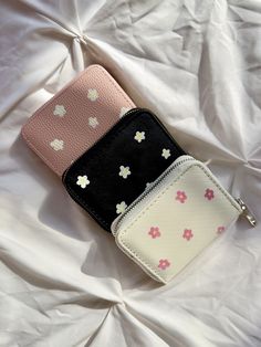 "Daisy Wallet 🌸 Must-have wallet with an adorable handpainted daisy pattern. Carry all your essential cards and cash with major flower power! Each wallet features a zippered pouch and multiple slots.  Each wallet is handpainted by me.  Free Shipping On All Orders Within The United States! WALLET SIZES  Small: 4.7\" length x 3.7\" height Large: 7.5\" length × 3.5\" height  DETAILS  Ships from Brooklyn, New York Produced By: Petal and Velvet CUSTOMER SERVICE Please don't hesitate to reach out with any questions you may have. I answer within 24 hours.  Thank you so much for visiting! SOCIAL MEDIA  Pinterest: https://pin.it/3Srku1U Instagram: https://instagram.com/petalandvelvet?igshid=MGU3ZTQzNzY=" Cute Wallet Aesthetic, Small Wallet Pattern, Aesthetic Wallet, Aesthetic Purse, Flower Wallet, Wallets For Girls, Cute Wallet, Scrapbook Gift, Diy Wallet