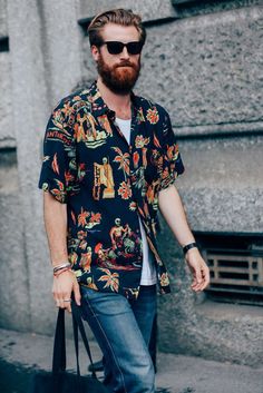 Shirt Milan Fashion Week Street Style, Cool Hawaiian Shirts, The Best Street Style, Milan Fashion Weeks, Best Street Style, Mens Hawaiian Shirts, Cool Street Fashion, Mens Fashion Summer, Mens Street Style