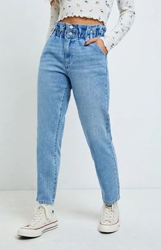 Paperbag Jeans, Looks Jeans, Blue Mom Jeans, Women Aesthetic, Jeans Women, Teen Fashion Outfits, Pop Fashion, Look Cool, Aesthetic Fashion