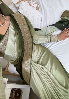 Traditional Shalwar Kameez, Traditional Bangladeshi Clothing, Saree Asethic, Bengali Saree Aesthetic, Bengali Saree Look, Bengali Style Saree, Long Sleeve Saree, Aesthetic Sarees, Sari Aesthetic