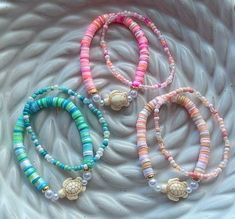 Braclets Ideas Breaded, Sees Bead Bracelets, Aesthetic Clay Bead Ideas, Clay Beads With Pearls, Clay Bead Bracelet Ideas Turtle, Seed Bead Bracelets Beachy, Clay Bead Bracelet Colour Combos, Clay Bead Beach Bracelets