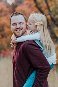 Two People Posing, Father Daughter Pictures, Daughter Photo Ideas, Extended Family Photos, Cute Family Photos