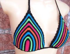 BIQUÍNI DE CROCHÊ LISTRADO | Marcinha crochê moda praia e vestuário. | Elo7 Crop Tops Crochet, Crochet Backpack Pattern, Crochet Bathing Suits, Beach Crochet, Crochet Bra, Crochet Swim, Crochet Pants, Crochet Crop Top Pattern