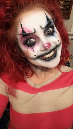 Macabre Makeup, Pretty Clown, Jester Makeup, Sfx Ideas, Zombie Crawl, Clown Costume Women, Clown Face Paint