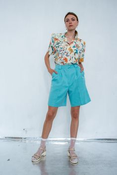 🇺🇸 US SHOPPERS - due to the situation with the post in United States, your order can take up to 3 months to arrive. Please be warned ‼️  Vintage cyan blue taylored shorts / Midi above the knee lenght high waisted bright shorts. TAG: Tail SIZE ON THE TAG: 8 MEASUREMENTS (measured lying flat)   lenght: 51 cm / 20''   waist: 35 cm / 13.5''   inseam: 22 cm / 8.5'' LELDE is 177 cm / 5'8'' tall and wears size 36/S.  CONDITION: excellent. FOLLOW US ON INSTA FOR JUICY UPDATES   https://www.instagram.com/ginger.inn/ Trendy Knee-length Shorts For Summer, Trendy Knee-length Summer Shorts, Trendy High Waist Bermuda Shorts For Summer, Trendy Fitted High Waist Bermuda Shorts, Fitted High Waist Summer Shorts, Bermuda Shorts For Spring And Summer, Fitted Shorts For Summer, Summer Bermuda Shorts With Built-in Shorts, Summer High Waist Retro Bottoms