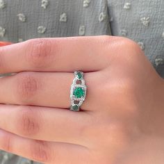 Productdetails
Laat buitengewone schittering zien met de sieraden die je bij je draagt, deze Vintage Emerald Ring is artistiek vervaardigd in goud voor een weelderige aantrekkingskracht. De ronde diamant vormt een weelderig accent op de gekruiste schacht, terwijl de ronde en markiezinvormige smaragd de charme van deze ring zijn. Deze smaragdgroene ring zal de schoonheid van uw speciale gelegenheid vergroten.

Productinformatie

SKU
SHP-RINGS122041484


Breedte
8 mm


Hoogte
5 mm


Gewicht
3,13 g Crossover Engagement Ring, Vintage Emerald Ring, Emerald Ring Vintage, 18k Yellow Gold Ring, Emerald Engagement Ring, Emerald Diamond, Emerald Ring, Yellow Gold Rings, Round Diamond