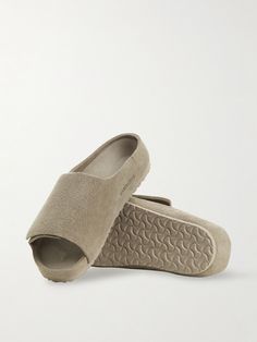 Birkenstock 1774 teams up with Fear of God on these 'Los Feliz' sandals for the kids. They're made from tactile suede and fitted with moulded cork footbeds. We have the sought-after adult sizes, too. Men’s Sandals, Shoes With Dresses, Birkenstock 1774, Sandals For Men, Suede Slides, Birkenstock Sandals, Fear Of God, Suede Sandals, Mens Sandals