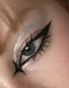 Black And Silver Star Makeup, Eye Makeup Rockstar Gf, Star Makeup Hooded Eyes, Stargirl Makeup Tutorial, Artic Monkeys Makeup, Eyeliner Rockstar, Rockstar Gf Aesthetic Makeup, Rockstar Aesthetic Makeup, Big Lashes Makeup Look