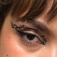 Graphic Liner Aesthetic, Graphic Black Eyeliner, Edgy Eyeliner, Halloween Liner, Black Graphic Liner, Halloween Eyeliner, White Eyeliner Looks, September Aesthetic, Ball Makeup