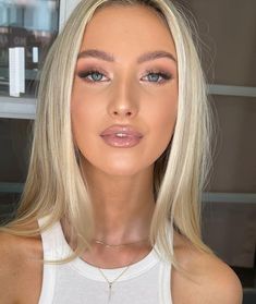 Makeup Inspo Bridesmaid, Bridal Makeup Glossy Lips, Bridesmaid Makeup Blonde Hair Blue Eyes, Soft Glam Step By Step, Simple Wedding Glam, Glossy Wedding Makeup, Senior Photo Makeup Ideas, Bridal Glam Makeup Blue Eyes, Bridal Makeup For Blondes Green Eyes