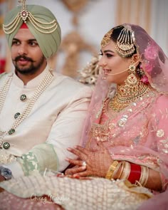 Indian Wedding Dress Traditional, Sikh Wedding Photography, Punjabi Wedding Couple, Indian Wedding Couple Photography, Wedding Lehenga Designs, Indian Bride Outfits, Bride Poses