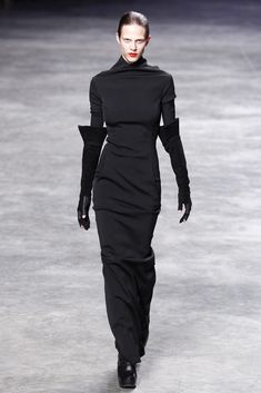 Visions of the Future // Rick Owens Fall 2011 Ready-to-Wear Fashion Show - Aymeline Valade (WOMEN) Black Wardrobe, Woman In Black, Future Fashion, Dark Fashion, Character Outfits, Goth Fashion, Rick Owens, Wearing Black