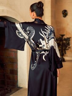 Tauche ein in den dramatischen Drachen-Chic mit dem Marjolaine Stretchseide Kimono Scarlette. Der aufregende Drachenprint verleiht diesem Kimono eine kraftvolle Ästhetik, während die zarte Stretchseide ein angenehmes Tragegefühl garantiert. Ein Must-Have für Fashionistas! Pink Zebra, Lingerie, Pink