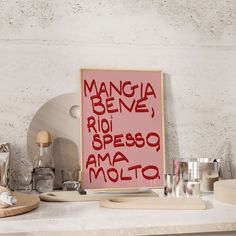 there is a sign that says mango beve, rio spersono ama molto