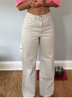 NWOT Levi's High Loose Beige Jeans Full Length High Waisted Size 28. Levis Beige Jeans, Beige Jeans Outfit, Things I Need To Buy, Tan Jeans, Beige Jeans, Levi Strauss Jeans, Beige Pants, Wide Jeans, Loose Jeans