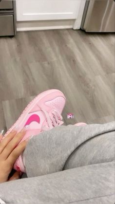 Pink Shoes Outfit Sneakers, Skor Sneakers Nike, Pink Pilates Princess, Pretty Sneakers, Pink Pilates, Pretty Shoes Sneakers, Jordan Shoes Retro