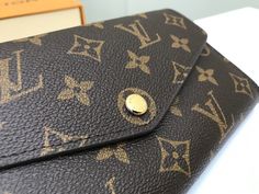 This envelope-style wallet is made of elegant Monogram canvas, with a delicate and unique interior design, with various pockets and credit card slots. 

Size 19x10cm Louis Vuitton Yayoi Kusama, Louis Vuitton Capucines, Louis Vuitton Pink, Lv Purse, Unique Interior Design, Medium Handbags, Lv Belt, Lv Handbags, Lv Wallet