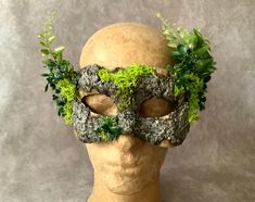 Artisan eye mask (cheeks): 'Treemask with greenery' (tree mask with moss, plants and ferns) - one of a kind, Traditional handmade mask - wearable art The masks of Theater Didymus are made according to a unique and self-developed recipe based on classic techniques for mask making used in Venice and in the world of the theatre. It is a special kind of papier-mâché, coated with a certain texture or a sturdy finish that is completely sanded smooth. The masks are made completely by hand, the process Med Gala, Creative Face Mask, Mask Ball, Making Paper Mache, Handmade Mask, Mask Ideas, Moss Art, Skull Mask, Making Paper