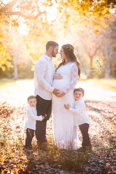 Maternity Photography Ideas With Siblings, Coparenting Photo Ideas, Maturity Family Photoshoot, Outside Family Maternity Pictures, Family And Maternity Pictures, Family Pictures With Pregnant Mom, Plus Size Maternity Family Photos, Maternity Pictures Family Of Four