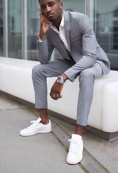 Macho Moda - Blog de Moda Masculina: 5 TÊNIS que TODO HOMEM DEVE TER em 2022 (será que você já tem esses Modelos?) Trendy Mens Suits, Suits And Sneakers, Sneakers Outfit Men, Grey Suit Men, Mens Casual Suits, Men Mode, Smart Casual Menswear, White Sneakers Men