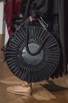 Fashion Week Spring 2020, Estilo Hippie, Handbag Heaven, Macrame Bag, 2020 Fashion, Bag Trends, Best Bags, Arm Candy, Diy Bag