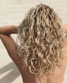 Medium Length Curly Hair, Kadeřnické Trendy, Hot Hair Colors, Blonde Curly Hair, Colored Curly Hair, Hair Crush, Long Curly Hair, Blonde Balayage, Long Curly