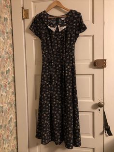 Women Vintage Joni Blair Black Dress with Sm Flower Bouquets Size 11 100% Rayon. Peter Pan Collar with Lace trim. Adjustable waist with tie. Mid-calf length. Shipped with USPS Priority Mail. Casual Vintage Dress, Church Dress, Peter Pan Collar Dress, 80s Dress, Flower Bouquets, Pan Collar, Women Vintage, Floral Dress Black, Peter Pan Collar