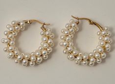 "Estos elegantes aretes de aro están adornados con perlas blancas, creando un diseño delicado y sofisticado. Su estructura dorada resalta la belleza de las perlas, ofreciendo un toque clásico y atemporal a cualquier atuendo. Perfectos para ocasiones especiales o para darle un toque de glamour a tu día a día. ¡No te pierdas la oportunidad de agregar estos aretes únicos a tu colección!" Pearl White Pearl Earrings, Elegant Beaded Hoop Earrings For Party, White Hoop Pearl Earrings For Formal Occasions, White Hoop Pearl Earrings For Formal Events, White Pearl Embellished Hoop Earrings For Wedding, White Pearl Hoop Earrings For Formal Events, Handmade Elegant Pearl Hoop Earrings, Elegant Handmade Hoop Pearl Earrings, White Pearl Charm Hoop Earrings