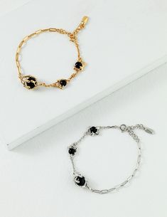 The black onyx, a symbol of perseverance, is set on the bracelet, reflecting the determination and calmness characteristic of a woman's eyes. Who says women can only choose between career and family? Women can be both gold and precious stones. Size: Length 16cm+3cm/adjustable, onyx about 5mm and 8mm respectively Material: S925 and Onyx Midnight Fantasy, Black Agate Stone, Natural Pearl Necklace, Onyx Colour, Black Onyx Bracelet, Family Women, Onyx Bracelet, Jade Bracelet, Agate Bracelet