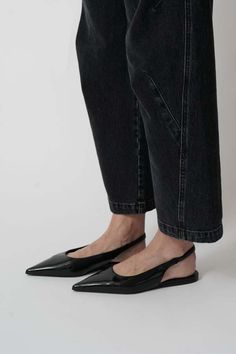 Slingback flats with a pointed toe in black patent leather.    - 100% leather  - made in italy Slingback Flats, Street Style Chic, Style Chic, Black Flats, Black Patent Leather, Proenza Schouler, Patent Leather, In Italy, Street Style