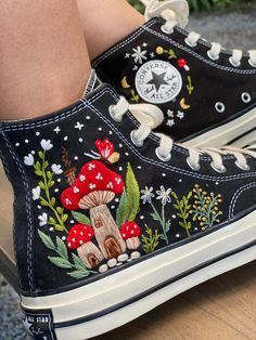 Custom Embroidered Converse High Tops/ Mushroom And Flower Custom Converse Chuck Taylor 1970s/ Embroidered Daisy Flower/ Wedding sneakers/ Every shoe model in our store is designed and embroidered entirely by hand. I have many years of experience with hand embroidery, and my products contain a lot of love and enthusiasm. - Processing time is 7-9 days. - Delivery time: For countries in the US, delivery time is 9-12 days For EU countries delivery time is 15-20 days If you have your own requirement Lover Converse, Painted Converse High Tops, Daisy Flower Wedding, Embroidered Converse High Tops, Converse Haute, Black Converse Chuck Taylor, Bedazzled Converse, Bride Converse, Converse Wedding Shoes