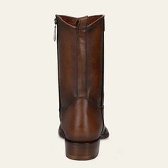 Estas botas vaqueras para hombre de la marca Cuadra son el epítome de la elegancia y la exclusividad. Confeccionadas con piel de bovino y caimán en tono café, sombreadas a mano con un diseño grabado a láser en el tubo. Además, cuentan con cierre lateral interno para una inserción más cómoda. Piel de caiman Tejida a mano Diseño del tubo grabado a lasera Cierre lateral Western Leather Chelsea Boots With Goodyear Welt, Goodyear Welted Leather Western Chelsea Boots, Classic Moc Toe Moto Boots For Ranch, Brown Goodyear Welted Western Chelsea Boots, Western Style Brown Chelsea Boots With Goodyear Welt, Western Brown Goodyear Welted Chelsea Boots, Western Style Brown Goodyear Welted Chelsea Boots, Classic Moc Toe Moto Boots For Western-themed Events, Classic Moto Boots With Moc Toe For Western-themed Events