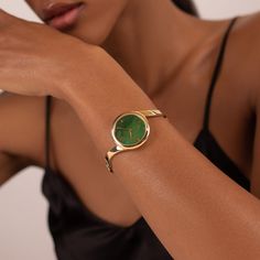 Vintage Watches Women, Crystal Water, Yellow Gold Bangle, Bangle Watches, Jade Bangle, Classy Jewelry, Watches Unique, Jewelry Lookbook, Gold Bangle