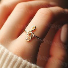 *Free engravings up to 20 characters* Harmonize your style with this minimalist music note ring! 🌟 It's a melodious adornment for your finger or a perfect gift for anyone who cherishes the beauty and rhythm of music. 🎵💕 This ring, perfect for stacking or as a solo symbol of your love for music, captures the elegance of a treble clef. Beautifully crafted, it features a minimalist music note design along a delicate band, symbolizing the universal language of melodies and harmonies. Whether you' Piano Ring, Music Jewelry Rings, Presents For Music Lovers, Gift For Musician, Band Stuff, Gifts For Musicians, Treble Clef Ring, Music Themed Jewelry, Music Note Ring