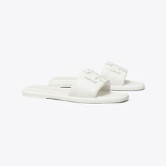 The classic sport slide, streamlined and refined. A trim band, padded in soft leather. A slim cushioned sole for comfort and flexibility. Finished with a Double T, stitched and framed in leather. Tory Burch Slides, Cool Slides, Lake Girl, Soft Sandals, White Slides, Trendy Shoes Sneakers, Red Sandals, Sandals White, Sport Sandals