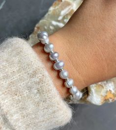 Natural Gray Freshwater Pearl Bracelet Grey Moonstone - Etsy Italy Silver Single Strand Pearl Bracelet As Gift, Silver Single Strand Pearl Bracelet Gift, Silver Single Strand Beaded Bracelet Gift, Gray Jewelry With Silver Beads As A Gift, Gray Silver Beaded Jewelry For Gifts, Everyday Silver Single Strand Bracelet, Gray Jewelry With Silver Beads For Gifts, Silver Single Strand Beaded Bracelets As Gift, Silver Single Strand Bracelet As Gift