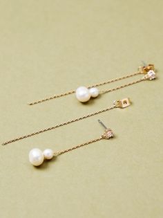 Effortlessly chic, these dangle earrings showcase a front-to-back chain adorned with a pair of lustrous pearls. Perfect for elevating any outfit with a sophisticated and edgy look. Earring Inspiration, Beads Craft Jewelry, Beads Craft, Craft Jewelry, Earrings Inspiration, Earrings In Gold, Double Chain, Accessories Jewelry Earrings, Edgy Look