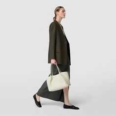 Elevate your style with Serapian's luxury secret tote bag in off-white. Shop now on Serapian.com. Coordination Activities, Everyday Tote, Weaving Process, Graphic Patterns, Elevate Your Style, White Shop, Nappa Leather, Your Style, Calf Skin