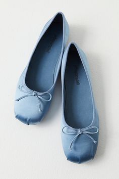 Shoe Hacks, Ballet Flats Outfit, Blue Ballet Flats, Upcoming Fashion Trends, Flats Outfit, Copenhagen Style, Blue Flats, Flat Style, Bow Detail