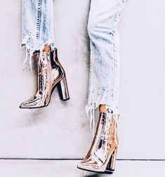 ♡•pinterest: Ana Cartolano•♡ •instagram: @anacartolano_• Mode Shoes, Pastel Outfit, Chunky Heel Pumps, Gold Aesthetic, Hot Heels, Gold Shoes, Look Casual, Heel Pumps