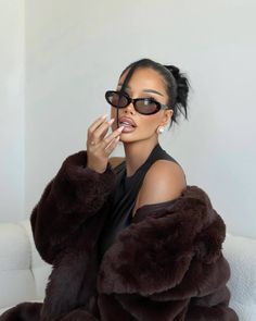 Adele Grisoni, Ash Style, Christmas Sunglasses, Sunglasses Photography, Winter Moodboard, Fashion Style Outfits, Model Woman, Creative Photoshoot Ideas, Mob Wife