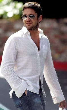 White Jeans Men, Classic White Shirt, White Linen Shirt, Gerard Butler, Sharp Dressed Man, Well Dressed Men, Formal Looks, Mens Denim, Linen Shirt